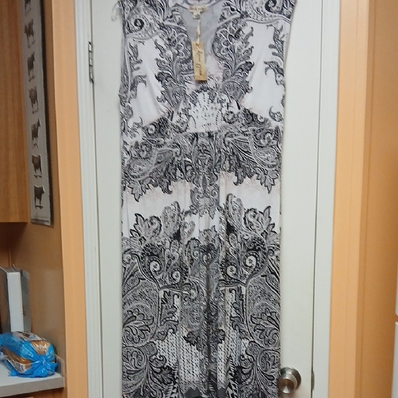 World unity Dresses & Skirts - Sleeveless Black & White Paisley Maxi Dress - Women